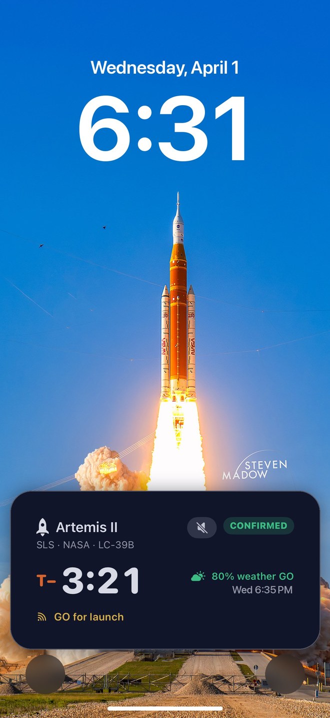 The countdown on the Lock Screen, over Steven's photo of Artemis II lifting off